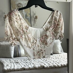 Floral Puff-Sleeve Cropped Blouse in Cream